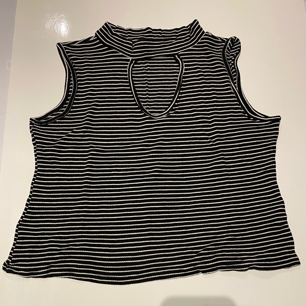 Summer black and white top S